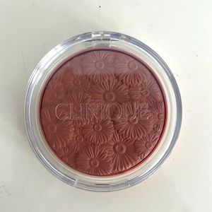 CLINIQUE Flower Bronzer. Color: Solar Pop